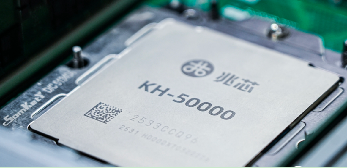 破局登顶！全国产AI存储方案首次跻身全球第一梯队硬刚海外旗舰